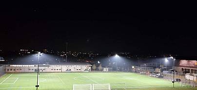 Fussballfeld bei Dunkelheit